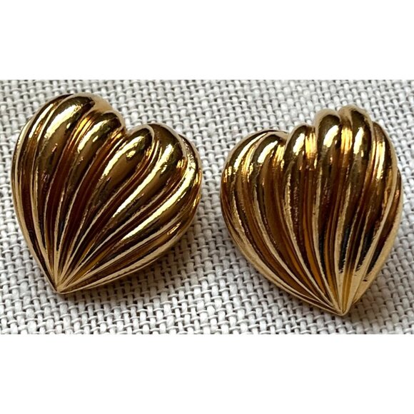 Vintage Heart Earrings Pinup Gift Classic 80s Gold Tone Avon 1" Heavy Valentines - Picture 1 of 12